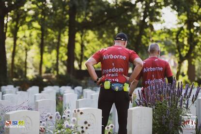 Foto links: Léon en Patrick hardlopend over een bospad. Foto rechts: Léon en Patrick bezoeken de oorlogsgraven in Oosterbeek.