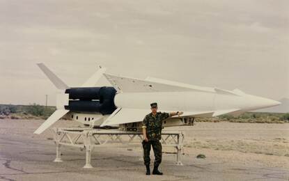 Foto links: Léon voor een witte Nike raket. Foto rechts: raketlancering met vuur en stofwolk.