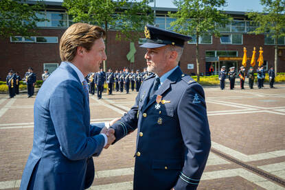 Minister Brekelmans schudt de hand van Michiel.