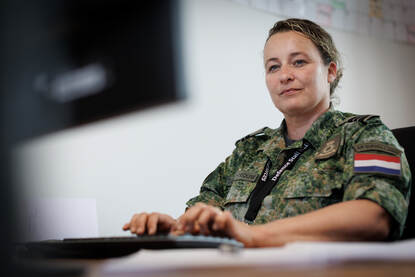 Karin typend voor haar computer.