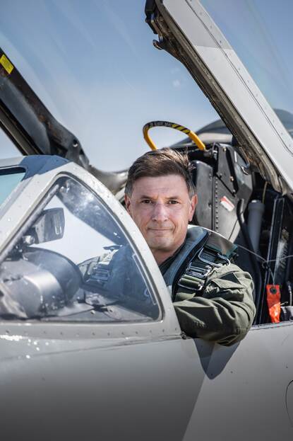 En vlieger in een cockpit van een A-4 Skyhawk.