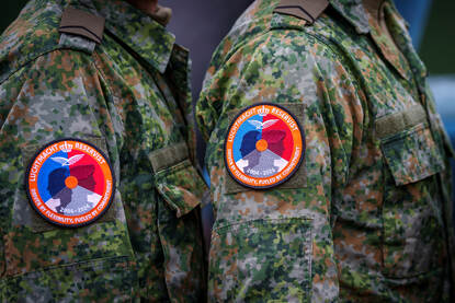 Schouders van twee militairen met daarop de badge ‘Luchtmacht Reservist’.