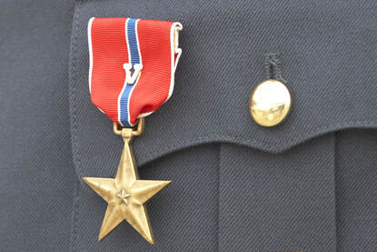 Links: het opspelden van de medaille. Rechts: de medaille in close up.