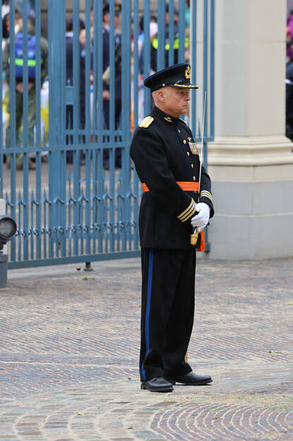 Luitenant-kolonel-vlieger van den Berg staat in zijn Ceremonieel Tenue binnen de poorten van Paleis Noordeinde. Foto: Dennis Boom