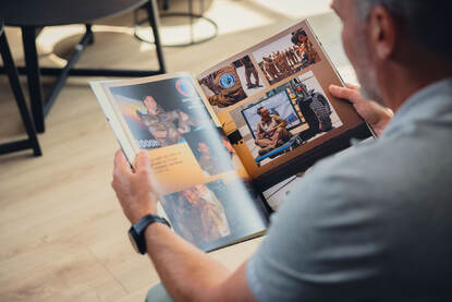 Reservekapitein Michiel bladert door het missieboek.