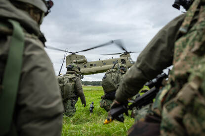 Infanteristen van 11 Luchtmobiele Brigade stappen in een Chinook.