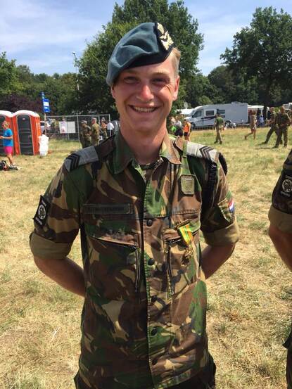 Kees poseert met vierdaagse medaille op de borst gespeld.