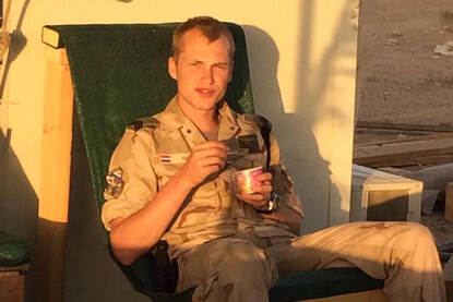 Kees eet in de avondzon een ijsje.