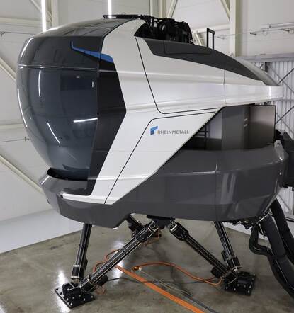 En vluchtsimulator die staat op telescooppoten.