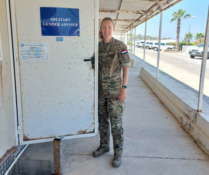 Annelies bij de deur van haar kantoor.