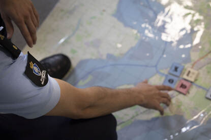 Marechaussee-cadet verschuift troepen op de kaart.