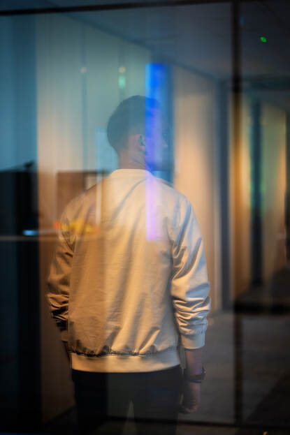 Onherkenbare portretfoto van adjudant Ruben.