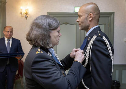 Adjudant Ishaak met luitenant-generaal Annelore Roelofs.
