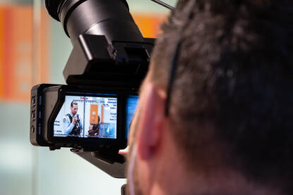 Scherm van camera met collega KMar.