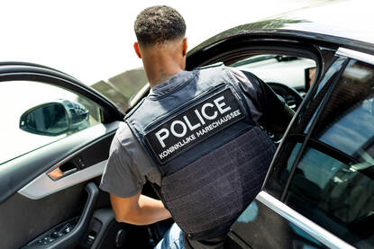 Wachtmeester-1 Xiyendi stapt in zijn voertuig