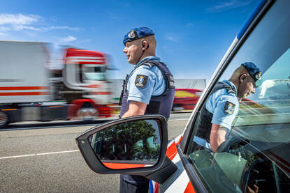 Marechaussee Alexander houdt de snelweg in de gaten.
