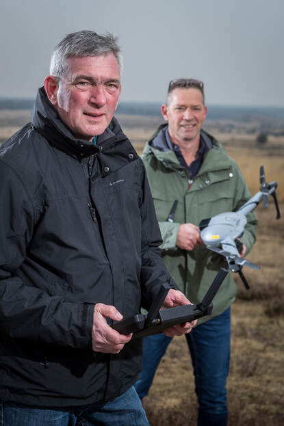 DMO'ers Bart Swanenberg (met afstandsbediening) en Tom Kalkhoven (met drone).