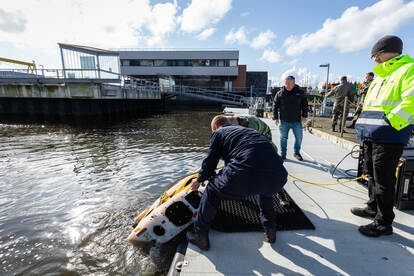 De Sea Wasp wordt aan land gehaald.