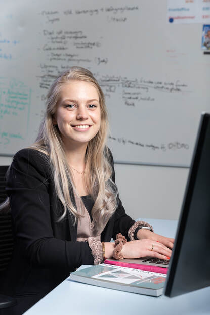 Tes Postma loopt stage bij de Directie Inkoop van de Defensie Materieel Organisatie.