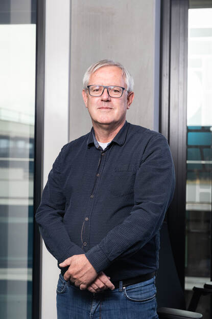 Stagebegeleider Kees Tazelaar, strategisch contractmanager bij de Directie Inkoop.