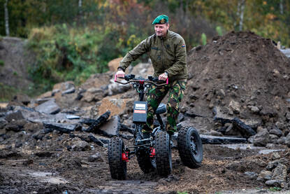 Majoor van het KCT op een e-quad.