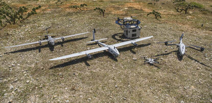 Verzameling verschillende soorten drones op de grond.