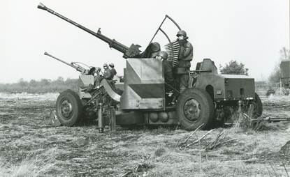 Synchroon wijzen de lopen van twee Bofors 40mmL70 luchtdoelkanonnen de lucht in.