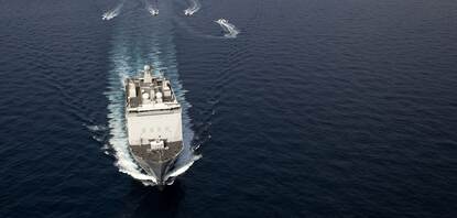 Zr.Ms. Johan de Witt op open zee met FRISCS er achter.