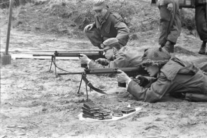 Militairen met FAL liggend op schietbaan.