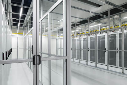 De apparatuur staat opgesteld in geïsoleerde glazen ruimtes om de warmte zo efficiënt mogelijk af te voeren.