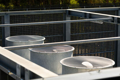 Drie grote luchtinlaten met ventilatoren.