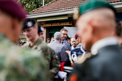 De ceremonie bij het Cavaleriemuseum trok veel belangstelling. Militairen zitten op een gevechtstank, staan ervoor, en lopen er langs.