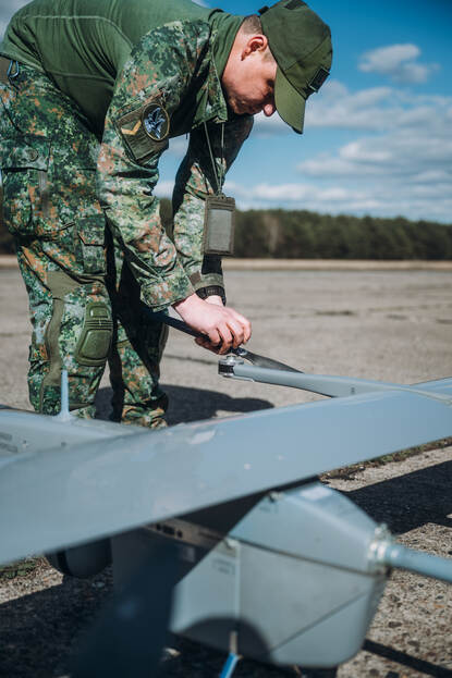 Jessey draait de propellers op de drone.