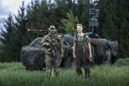 Militairen staan voor een Fennek tijdens oefening Iron Wolf in Litouwen.