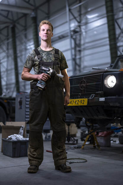 Een portretfoto van wielmonteur korporaal Casper.