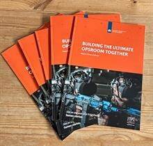 Een stapeltje adviesrapporten op een tafel