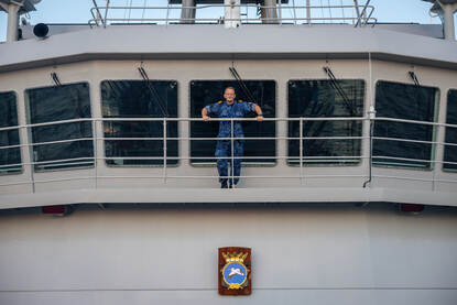 Portretfoto van LTZ1 Borsboom op de reling voor de brug van de Pelikaan.