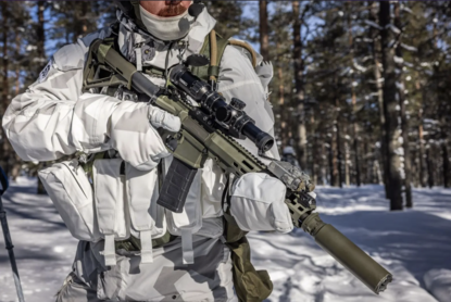 Een militair in witte kleding met de Sako voor de borst.