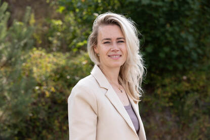 Stephanie kijkt in de camera.