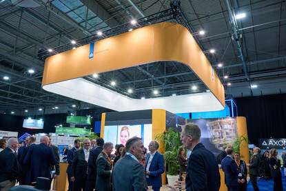 Veel mensen staan onder een groot bord met ministerie van Defensie