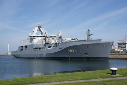 Een marineschip in de haven van Den Helder.